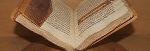 Patrimoine La bibliothèque contient 40.000 volumes, dont la moitié en langue arabe, 900 revues, dont 250 rares ou interrompues, 30 éditions précieuses et 30 manuscrits arabes conservés à Bibliothèque Apostolique Vaticane.