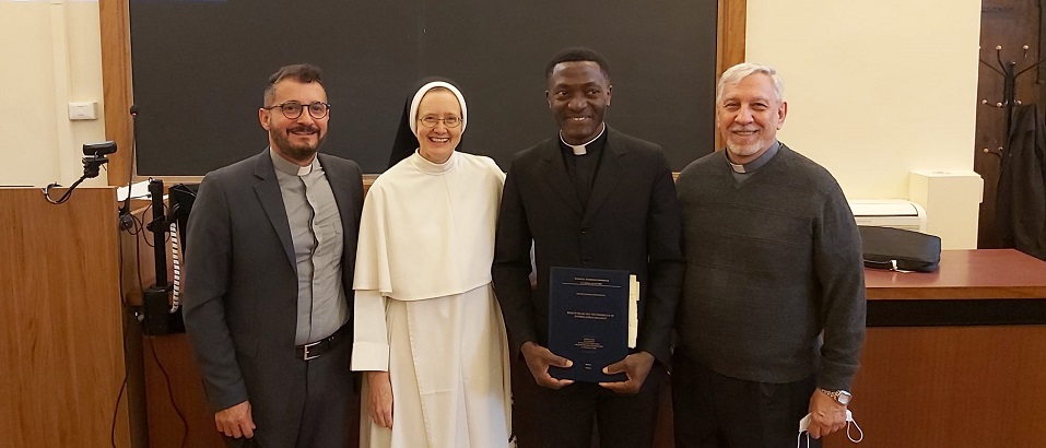 Le 20 octobre 2021, Celestine Chukwubunna Muonwe, ancien étudiant du PISAI, a soutenu avec succès sa thèse de doctorat à l’Université Angelicum de Rome